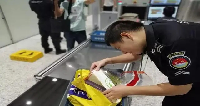 هل يمكن أن يجلب زيت الأظافر على متن الطائرة؟